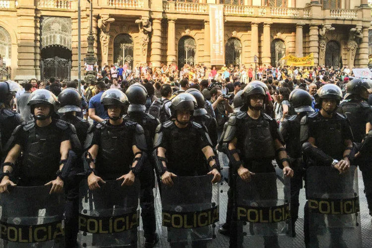 Policiais durante ato do Movimento Passe Livre (MPL) contra o aumento das tarifas do transporte público na cidade de São Paulo, em 08/01/2016 (Paulo Pinto/Fotos Públicas)