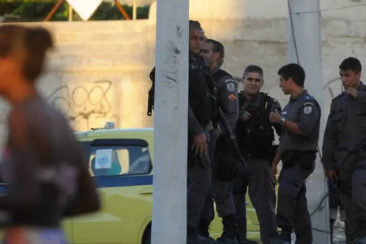 Policiais observam protesto pela morte de Claudia da Silva Ferreira, no Rio de Janeiro: "presto a minha solidariedade à família e amigos de Cláudia”, disse Dilma (Fernando Frazão/ABr)