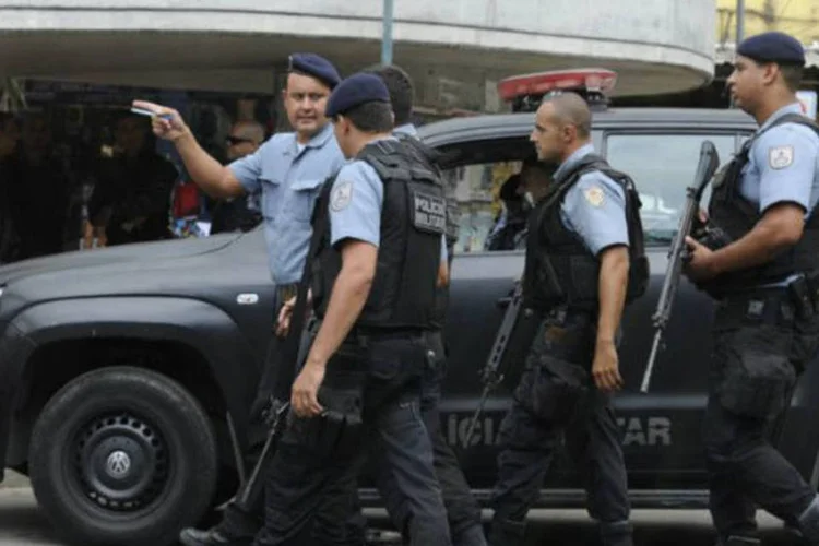 Policiais militares do Rio de Janeiro durante operação na Rocinha: 50 membros do batalhão simularam uma manifestação violenta (Tânia Rêgo/ABr)