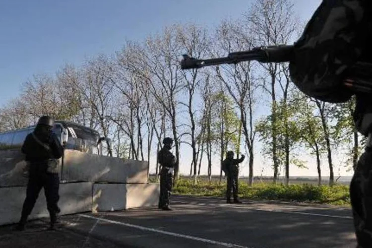 
	Policiais ucranianos montam guarda em Slaviansk: UE dever&aacute; listar 15 indiv&iacute;duos n&atilde;o identificados anteriormente para serem alvos de san&ccedil;&otilde;es
 (Genya Savilov/AFP)