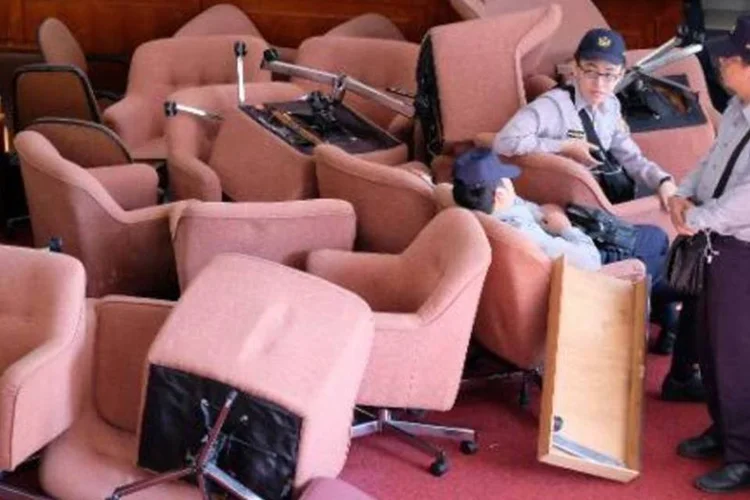 Policiais descansam na entrada do Parlamento de Taiwan, após a desocupação: ocupantes eram, em sua maioria, estudantes (Sam Teh/AFP)