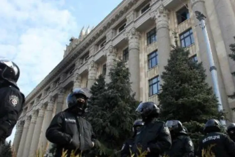 
	Policiais ucranianos diante da administra&ccedil;&atilde;o regional: pa&iacute;s informou que o edif&iacute;cio foi invadido no domingo por manifestantes armados pro-R&uacute;ssia
 (Anatoliy Stepanov/AFP)