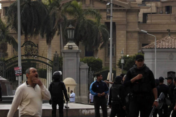 
	Policiais em frente &agrave; Universidade do Cairo:&nbsp;morto era aluno da Faculdade de Engenharia
 (Mohamed Abd El Ghany/Reuters)