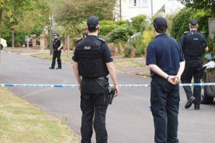 
	Policiais vigiam em 10 de setembro a rua em Claygate, Inglaterra, onde moravam os brit&acirc;nicos mortos nos Alpes franceses
 (Max Nash/AFP)