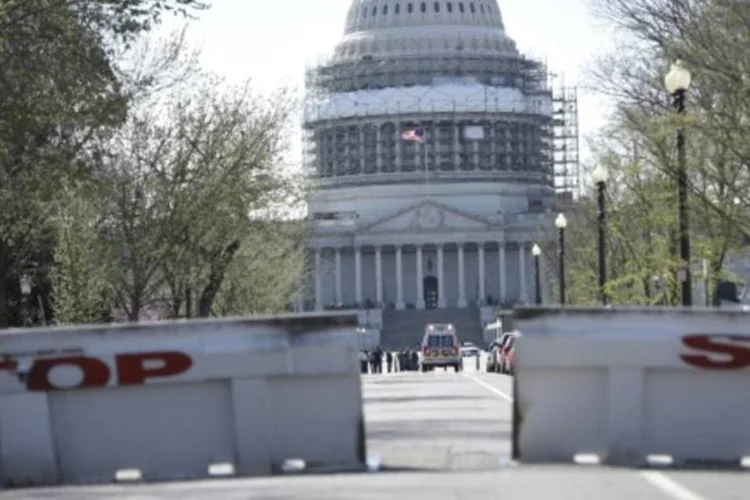 Policiais cercam o Capitólio, em Washington, DC (Brendan Smialowski/AFP)