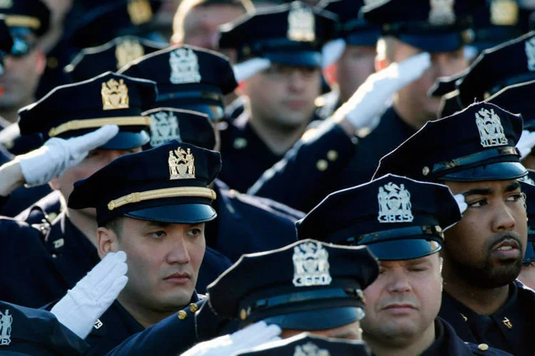 Enterro de policial: milhares de pessoas esperaram várias horas para passar em frente ao caixão (Reuters)