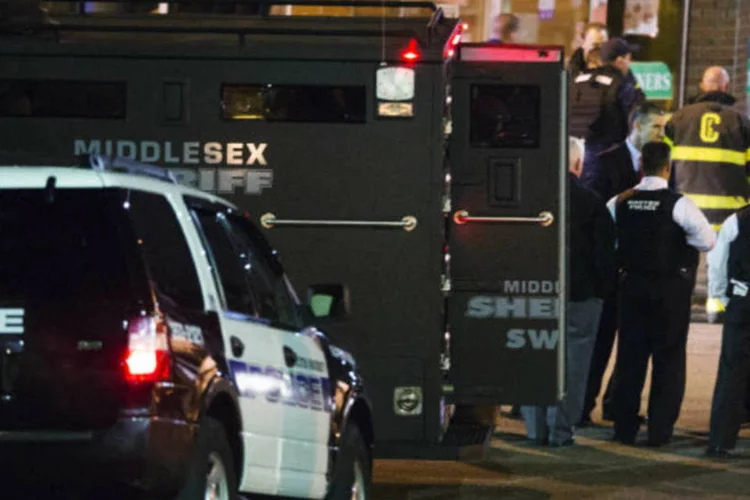 
	Policiais de Watertown montam cerco durante persegui&ccedil;&atilde;o aos supeitos do atentado na Maratona de Boston: a persegui&ccedil;&atilde;o do segundo suspeito dos atentados paralisou hoje toda a cidade
 (REUTERS/Lucas Jackson)