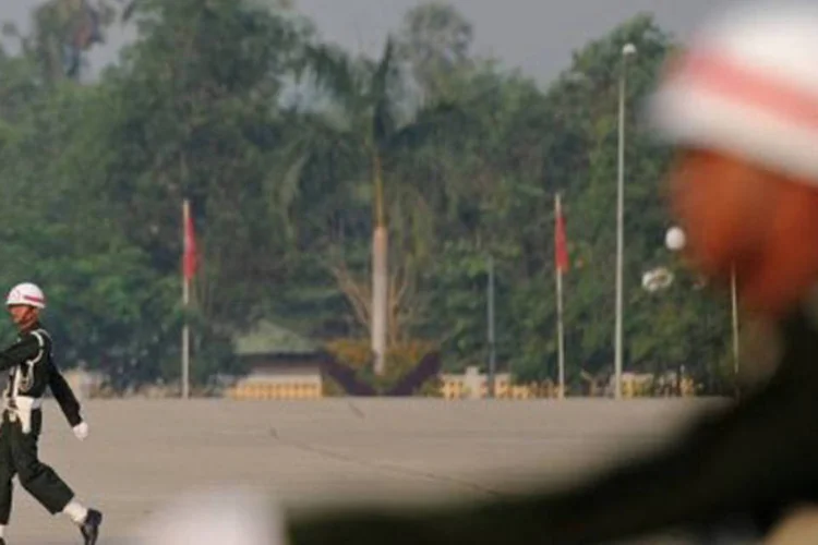 Militares birmaneses durante parada pelo Dia das Forças Armadas: um dirigente birmanês confirmou apenas que cinco líderes estudantis foram detidos em seus domicílios (©AFP / Soe Than Win)
