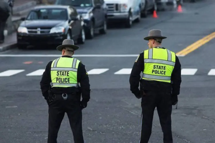 
	Policiais perto da escola Sandy Hook, em Newtown: autoridades dizem que plano pode ter sido inspirado pelos ataques contra escola de Connecticut
 (©afp.com / Spencer Platt)