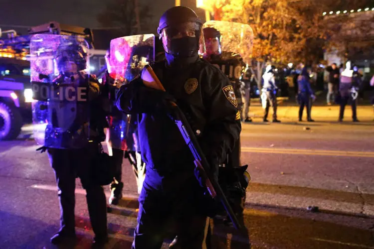 
	Policiais em Ferguson: crime gerou uma onda de manifesta&ccedil;&otilde;es em todo o pa&iacute;s
 (Getty Images)
