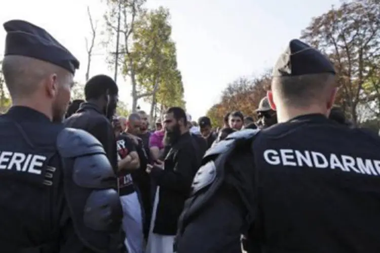 Manifestantes enfrentam a guarda francesa: a França teme que a questão das caricaturas de Maomé aumente as tensões entre as comunidades (©AFP / Kenzo Tribouillard)