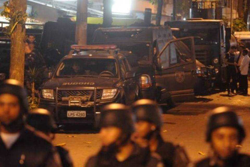 Rio indicia homem que depredou carro da PM em protesto