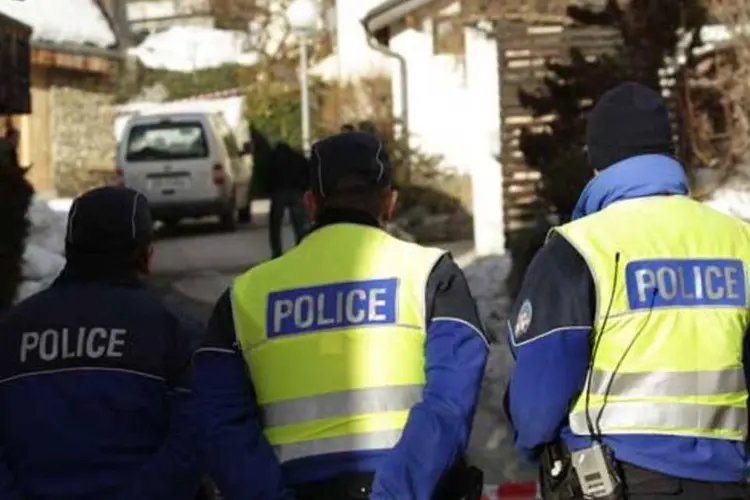 
	Policiais pr&oacute;ximos ao local do crime em Daillon: o atirador usou um rifle de assalto do Ex&eacute;rcito e uma pistola no ataque&nbsp;
 (REUTERS/Denis Balibouse)