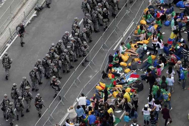 
	Na 12&ordf; Delegacia Policial, em Copacabana, uma central de flagrantes funcionar&aacute; at&eacute; segunda-feira (29). O atendimento aos peregrinos est&aacute; sendo feito hoje (26) desde as 10h
 (Sergio Moraes/Reuters)