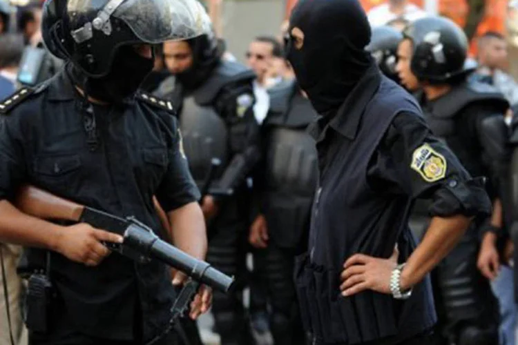 Policiais se posicionam em frente a mesquita: a audiência foi adiada para o dia 2 de outubro, segundo as ONGs, que lançaram um apelo para se manifestar neste dia (©AFP/File / Fethi Belaid)