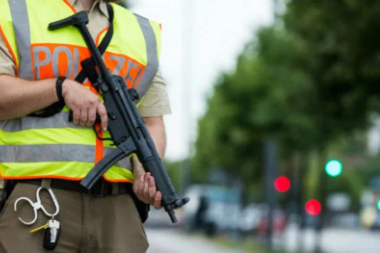 
	Policial cerca &aacute;rea de shopping center ap&oacute;s tiroteio, em Munique, Alemanha: pol&iacute;cia alem&atilde; ainda procura os suspeitos de realizar o ataque
 (Stringer/AFP)