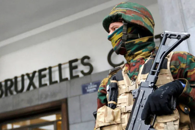 
	Policial ao lado de esta&ccedil;&atilde;o de trem em Bruxelas: fontes de seguran&ccedil;a disseram &agrave; m&iacute;dia belga que o outro homem-bomba no aeroporto era Najim Laachraoui
 (Vincent Kessler / Reuters)
