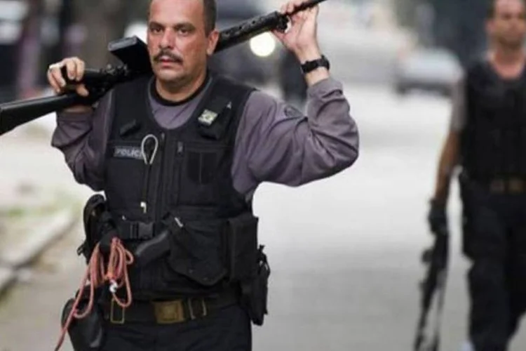 
	Policiais do Rio de Janeiro: n&uacute;mero de bairros dominado por traficantes reduziu tanto pelo avan&ccedil;o das&nbsp;&quot;mil&iacute;cias&quot;&nbsp;como do programa de&nbsp;&quot;pacifica&ccedil;&atilde;o&quot;&nbsp;do Governo regional
 (Antonio Scorza/AFP)