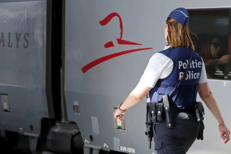 
	Policial belga patrulha plataforma de trem da Thalys: &quot;N&atilde;o se pode imaginar que ponhamos controles em todas as esta&ccedil;&otilde;es&quot; quando &quot;a cada dia circulam na Fran&ccedil;a entre 12 mil e 13 mil trens&quot;
 (Reuters / Francois Lenoir)