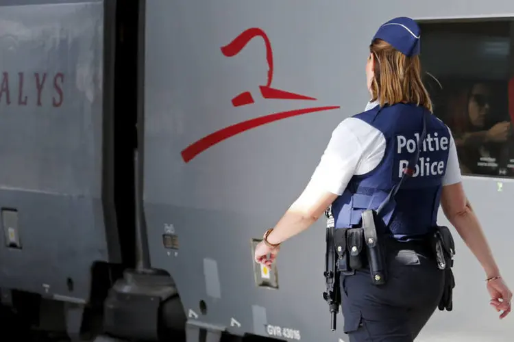 
	Policial patrulha plataforma de trem da Thalys: investiga&ccedil;&atilde;o aberta pela procuradoria tem por objetivo &quot;identificar os eventuais v&iacute;nculos entre o atacante do trem e jihadistas em solo belga&quot;
 (Reuters / Francois Lenoir)