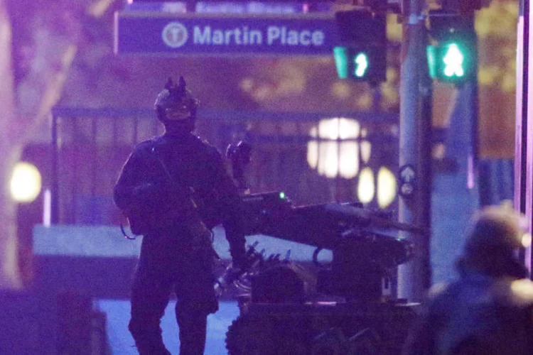 
	Policial perto de cafeteria: pol&iacute;cia confirmou que a &quot;opera&ccedil;&atilde;o terminou&quot;
 (Jason Reed/Reuters)