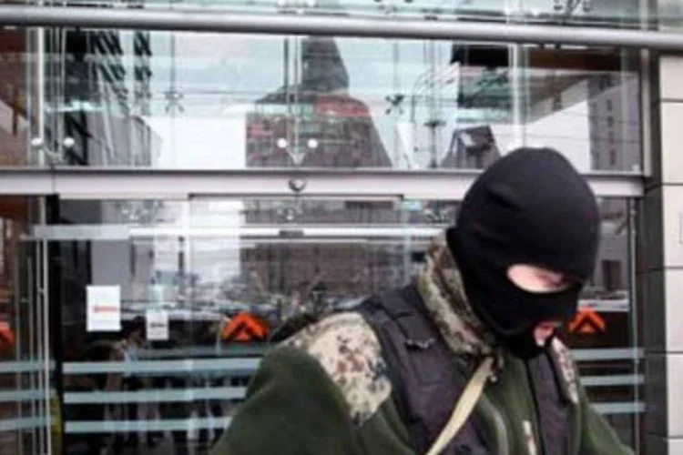 Policial deixa sede russa do Deutsche Bank: banco emprestou US$ 600 mi para hotel (Alexey Sazonov/AFP)