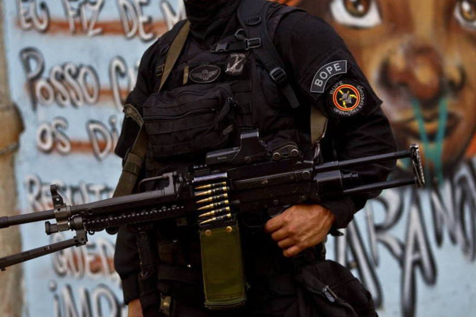 
	Policial na Favela da Mar&eacute;: desordem coincide com uma economia em desacelera&ccedil;&atilde;o e com um crescente descontentamento ap&oacute;s uma d&eacute;cada de maior paz nas favelas da cidade
 (Dado Galdieri/Bloomberg)