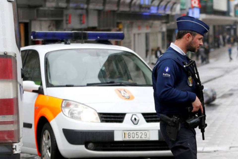 Homem gritando em árabe fere duas policiais na Bélgica