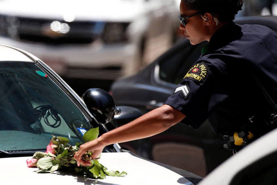 EUA: milhares vão às ruas e há confronto com polícia
