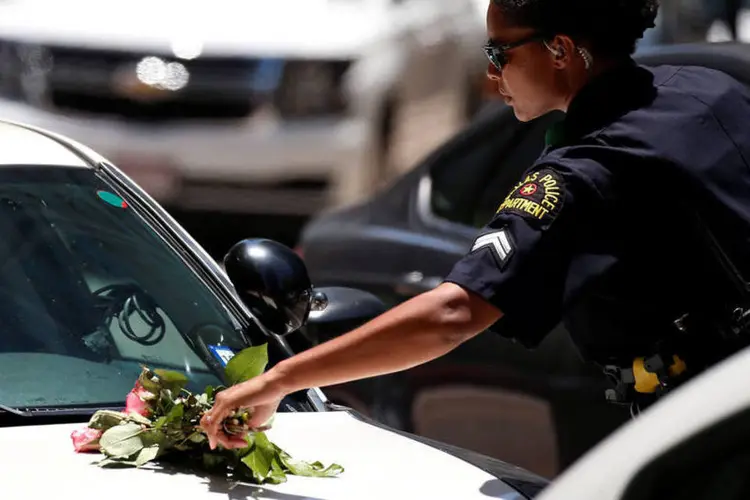 
	Policial em homenagem ao massacre em Dallas nos EUA
 (Carlo Allegri / Reuters)