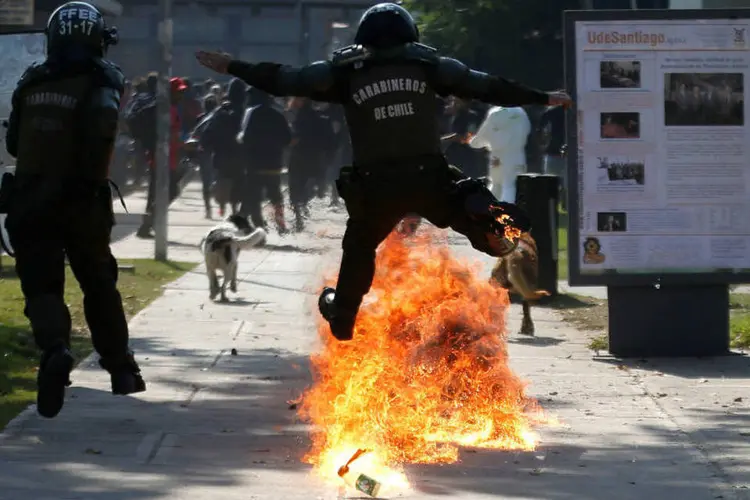 
	Policial em manifesta&ccedil;&atilde;o no Chile: manifesta&ccedil;&otilde;es de estudantes e professores multiplicaram-se
 (Reuters)