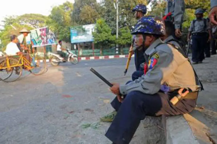 Policial de Mainmar é visto em 29 de março de 2014, em Sittwe (Soe Than Win/AFP)