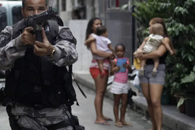 
	Policiais no Complexo da Mar&eacute;: policiais apreenderam 720 balas de fuzil calibre 7.62, tr&ecirc;s tabletes de maconha e dois radiotransmissores durante a&ccedil;&atilde;o no complexo
 (Ricardo Moraes/Reuters)