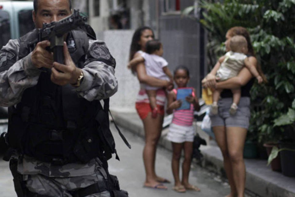 
	Policiais em opera&ccedil;&atilde;o no Complexo da Mar&eacute;: maior parte das den&uacute;ncias envolve militares do Batalh&atilde;o de Opera&ccedil;&otilde;es Especiais (Bope)
 (Ricardo Moraes/Reuters)