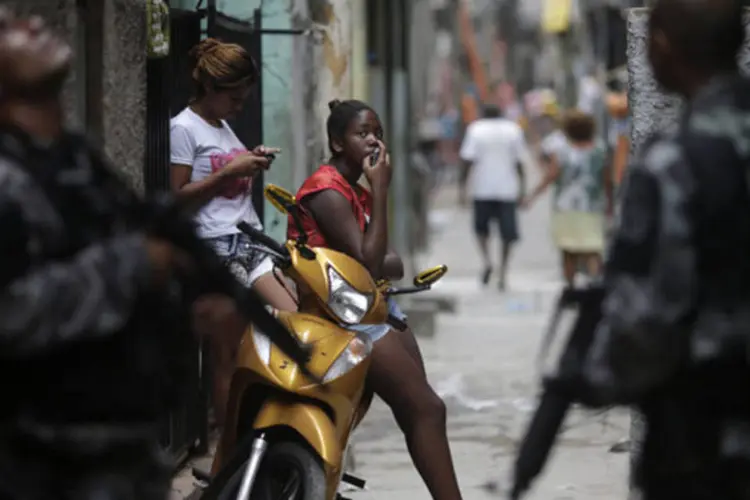 
	Policiais em a&ccedil;&atilde;o durante uma opera&ccedil;&atilde;o no no Complexo da Mar&eacute;, zona norte do Rio de Janeiro
 (Ricardo Moraes/Reuters)