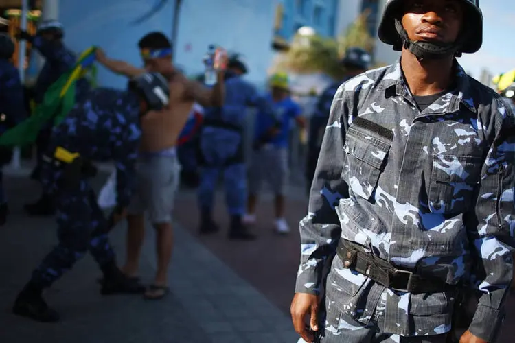 Policial militar monta guarda em Salvador, durante partida entre o Brasil e o México para a Copa do Mundo (Mario Tama/Getty Images)