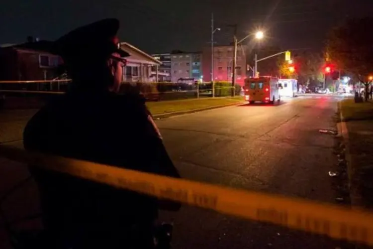 Policial perto da área do tiroteio em Toronto, no Canadá (Mark Blinch/Reuters)