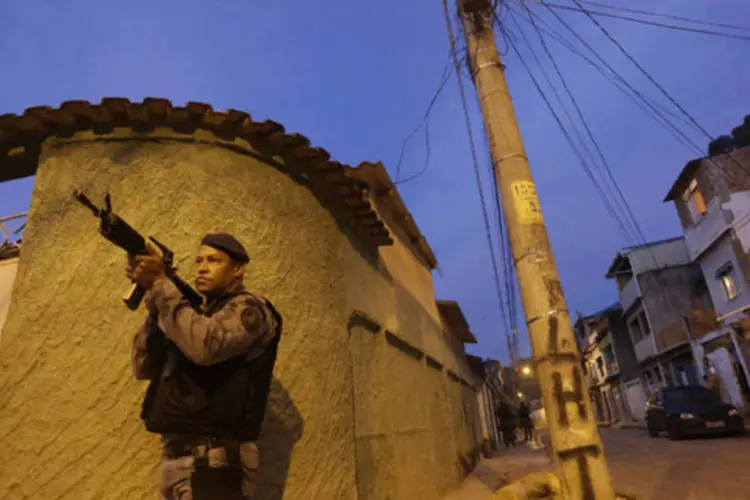 Um policial militar em posição na Vila Kennedy durante uma operação para instalar uma UPP na região, no Rio de Janeiro (Ricardo Moraes/Reuters)