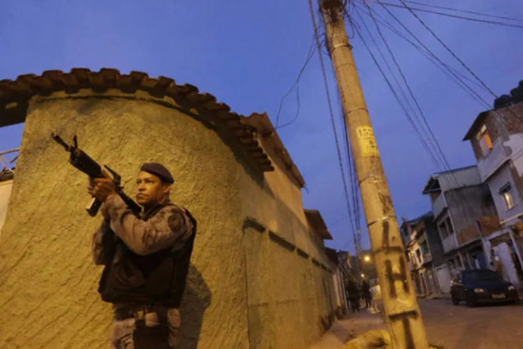 Um policial militar em posição na Vila Kennedy durante uma operação para instalar uma UPP na região, no Rio de Janeiro (Ricardo Moraes/Reuters)