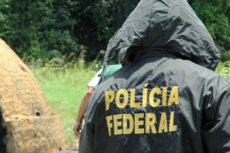 
	Policial Federal com capuz: armas eram vendidas para organiza&ccedil;&otilde;es criminosas que atuam nos estados de Minas Gerais, S&atilde;o Paulo e Rio de Janeiro
 (Divulgação/Polícia Federal)
