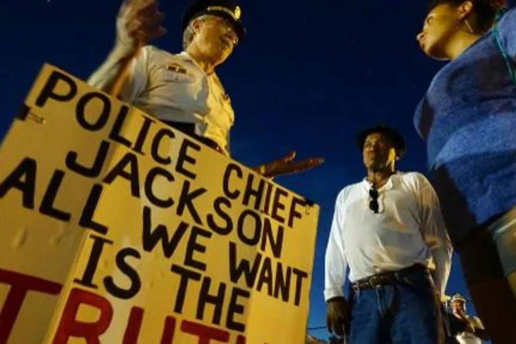 O ex-policial aposentado da polícia da Filadélfia Ray Lewis conversa com pessoas em Ferguson (Robert Macpherson/AFP)