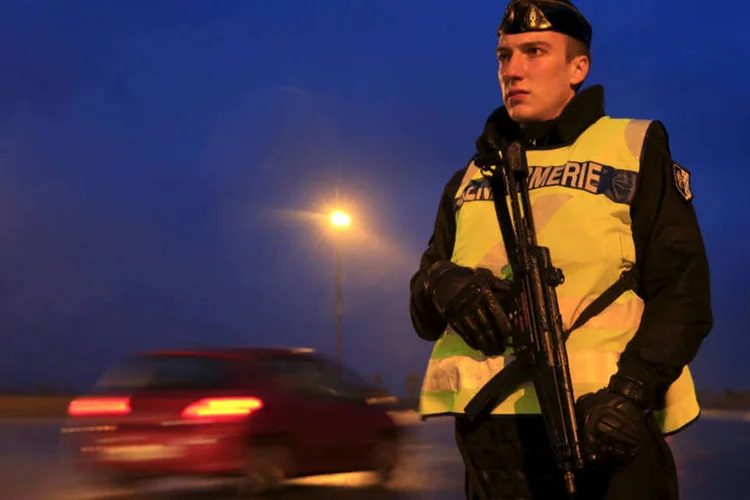 
	Policial franc&ecirc;s em estrada que liga Paris e Bruxelas: na parte da manh&atilde;, o primeiro-ministro belga, Charles Michel, saiu em defesa dos servi&ccedil;os de seguran&ccedil;a do reino
 (Pascal Rossignol/Reuters)