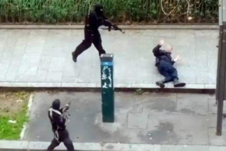 
	Imagem mostra Ahmed Meraber, policial morto na frente da sede do jornal Charlie Hebdo
 (JORDI MIR/AFP)