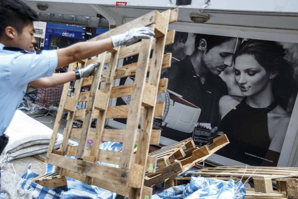 Polícia de Hong Kong remove último local de protestos