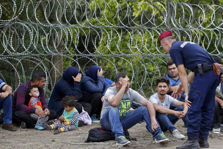 
	Hungria: 5.530 refugiados que tentaram entrar no pa&iacute;s de maneira ilegal foram interceptados ontem
 (Reuters / Dado Ruvic)