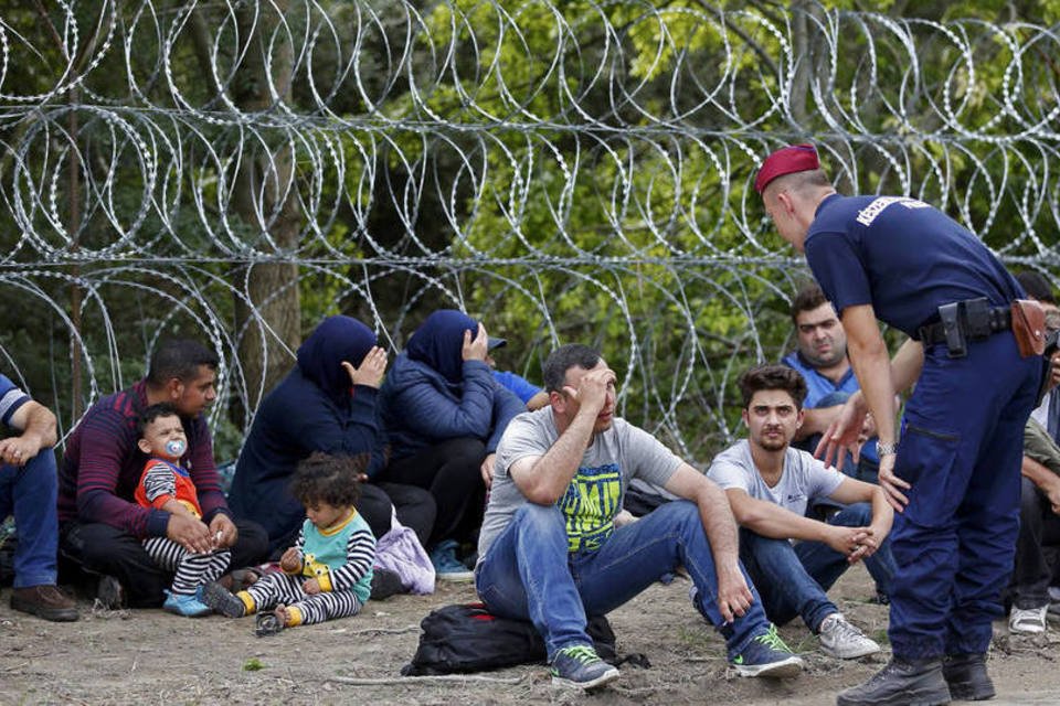 Hungria constrói novas cercas para barrar refugiados