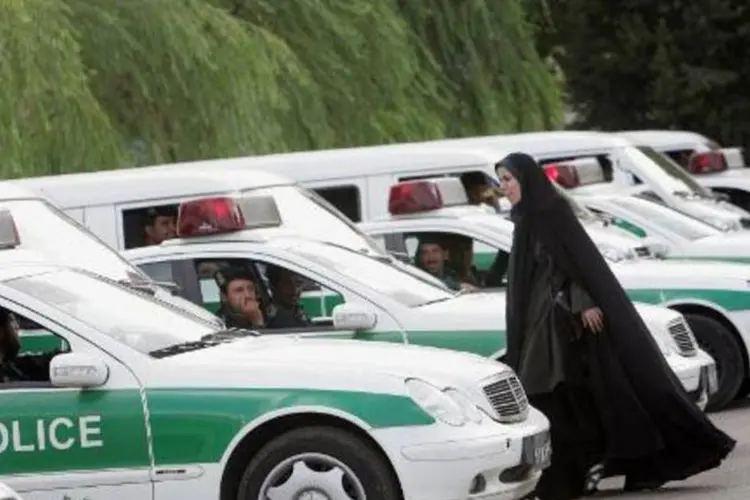 
	Policial feminina no Ir&atilde;: mulheres podem ser advertidas se n&atilde;o usarem v&eacute;u corretamente
 (Behrouz Mehri/AFP)