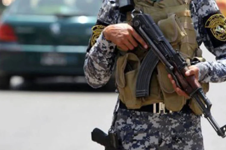 Policial iraquiano em Bagdá: ao menos 47 pessoas, entre elas 34 membros das forças de segurança, morreram em episódios violentos nos três primeiros dias de agosto no Iraque (Ahmad al Rubaye/AFP)