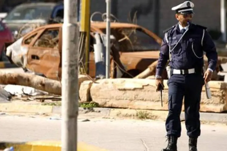 Policial líbio em Benghazi: EI e um batalhão de infantaria do Fajr Libya travam em Sirte violentos combates com armas pesadas (Abdullah Doma/AFP)