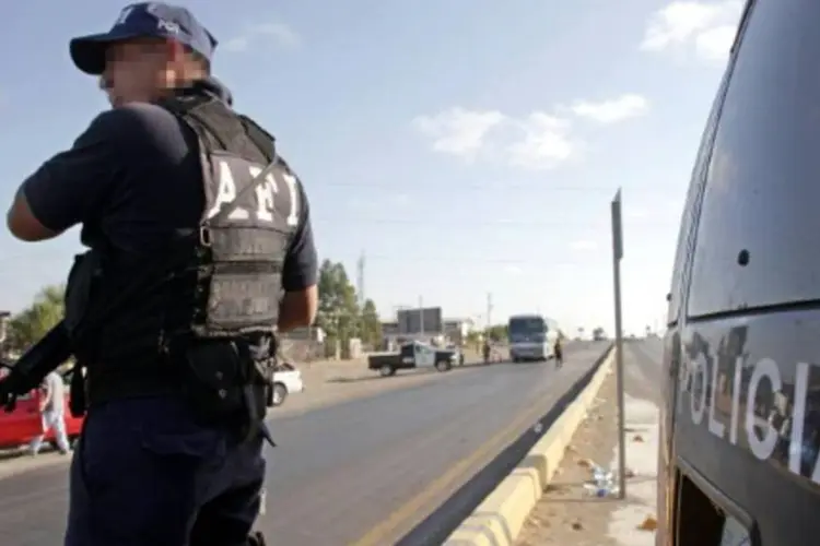 Policial no México: funcionário da Secretaria de Segurança Pública disse sob anonimato que o órgão tem a informação sobre 10 pessoas desaparecidas (Alfredo Estrella/AFP)
